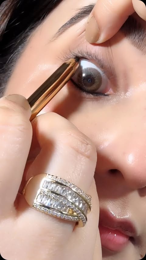 Instagram post by @swati_bhambra for Insight Cosmetics. Caption reads: [...] in ur inbox. @insightcosmetic....