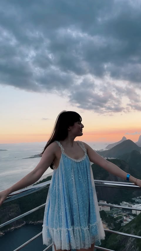 Instagram post by @chlobow_to for Air Transat. Caption reads: A day in @visitrio with @airtransat ✨🇧🇷 #collab....