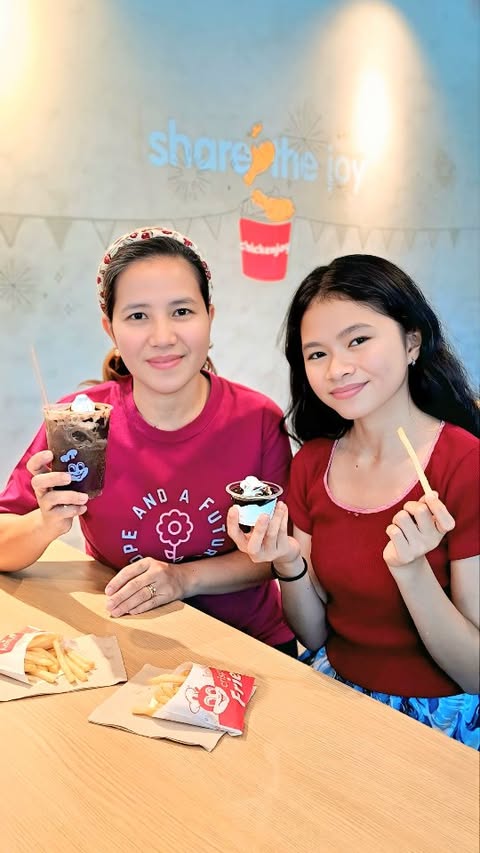 Instagram post by @mamaearharts for Jollibee. Caption reads: Summer fun with @jollibee NEW #JoyofFriesSnacking!....