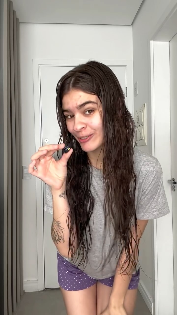 Instagram post by @tety_vlogs for Riachuelo. Caption reads: Com o lookin da @riachuelo é sem erro divos! Obgd....