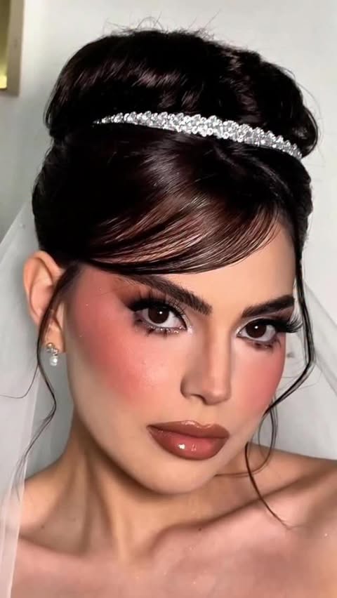 Instagram post by @adrianamiramontesmakeup for Docolor.Official. Caption reads: That glow, that precision, that finish.✨....