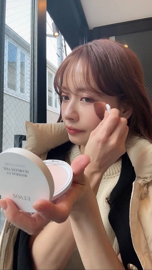 Instagram post by @natsukoakahani for エトヴォス(ETVOS). Caption reads: ・
よく日焼け止めは3時間ごとに塗り直しを…と聞くけどそれは難しいので、....