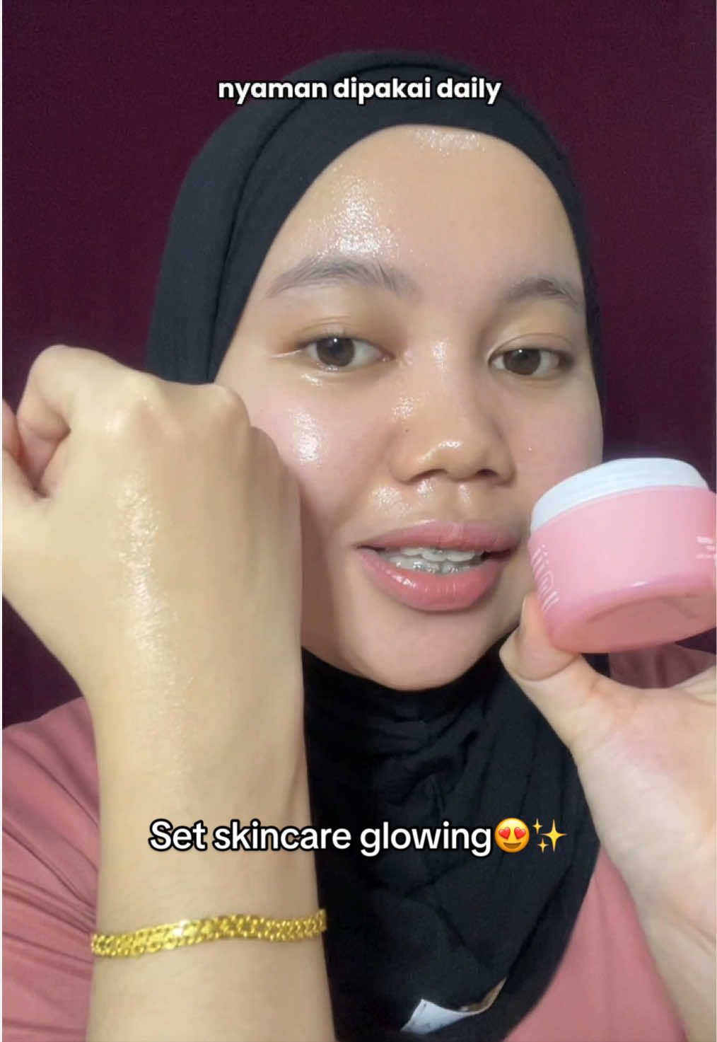 TikTok post by @sarahsalsya2 for Hanasui. Caption reads: Lawan kusam nya GONG banget @Hanasui Official....