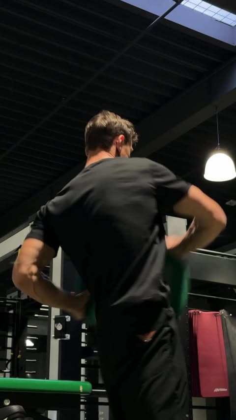 Instagram post by an influencer for EGYM Wellpass GmbH. Caption reads: Mehr Beweglichkeit, Power und Kontrolle – in unter....