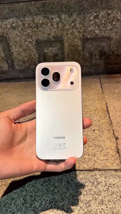 Instagram post by @emarati__couple for HONOR. Caption reads: [...] what you could create with it.” ☺️ #honor600....
