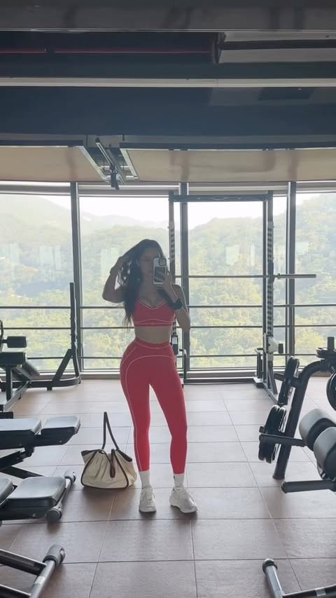 Instagram post by @carrot_papada for Alo Yoga. Caption reads: Workout with this view❤️ @alo.