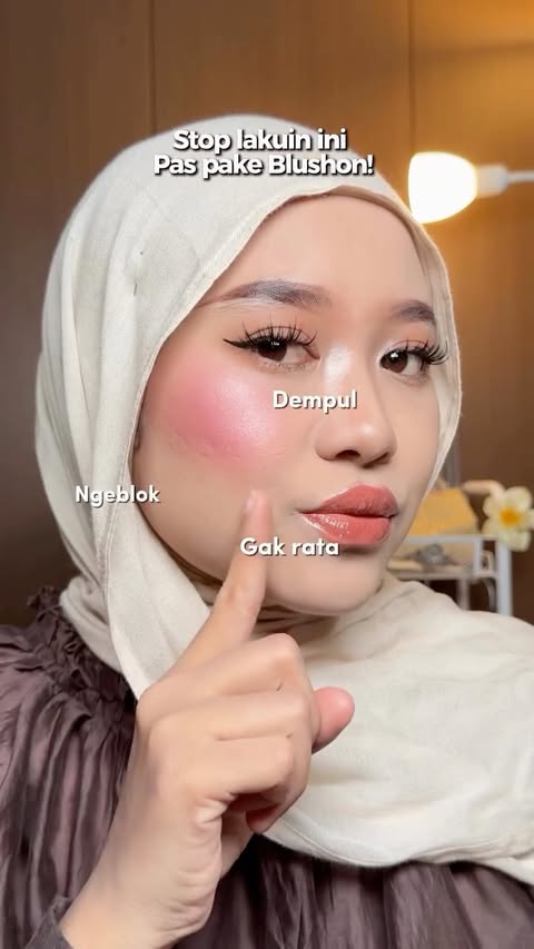 Instagram post by @astrysucilestaryyy for MS GLOW. Caption reads: [...] on kamu belepotan! 💃🏻 Blush on from....