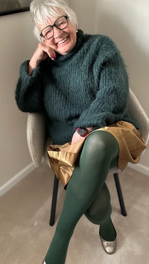 Instagram post by @vivthecarer for Snag. Caption reads: [...] the Bottle Green! Thats the colour of my....
