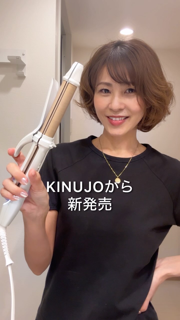 Instagram post by @mika_saka for KINUJO. Caption reads: 11月に新発売したばかりの
KINUJOの2WAYアイロンめちゃ良かった。
最近パッサパサな私の髪で....