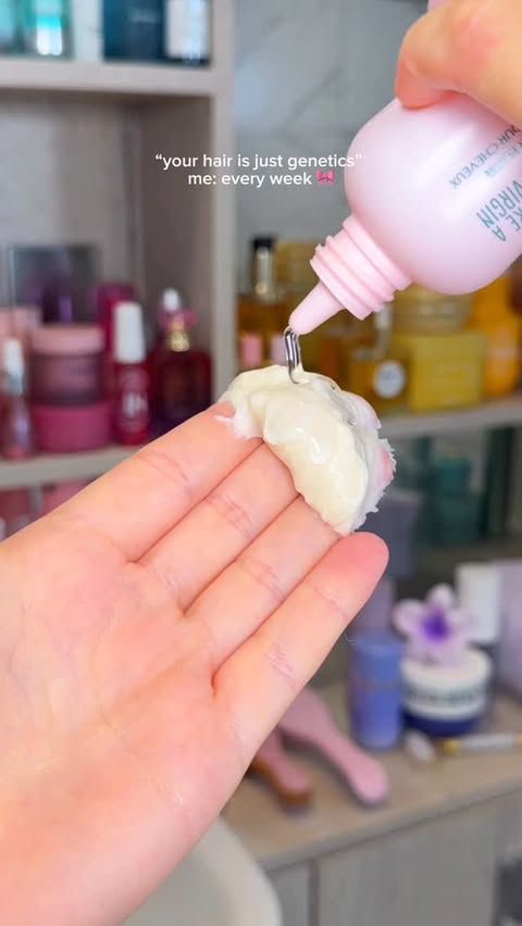 Instagram post by @byemmaleah for VEGAMOUR. Caption reads: [...] oil
@josiemaran 100% pure organic organ....