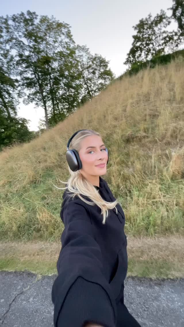 Instagram post by @_sinisofia_ for Stadium. Caption reads: Mainos @stadiumfinland 
Mulle mukavuus on super....