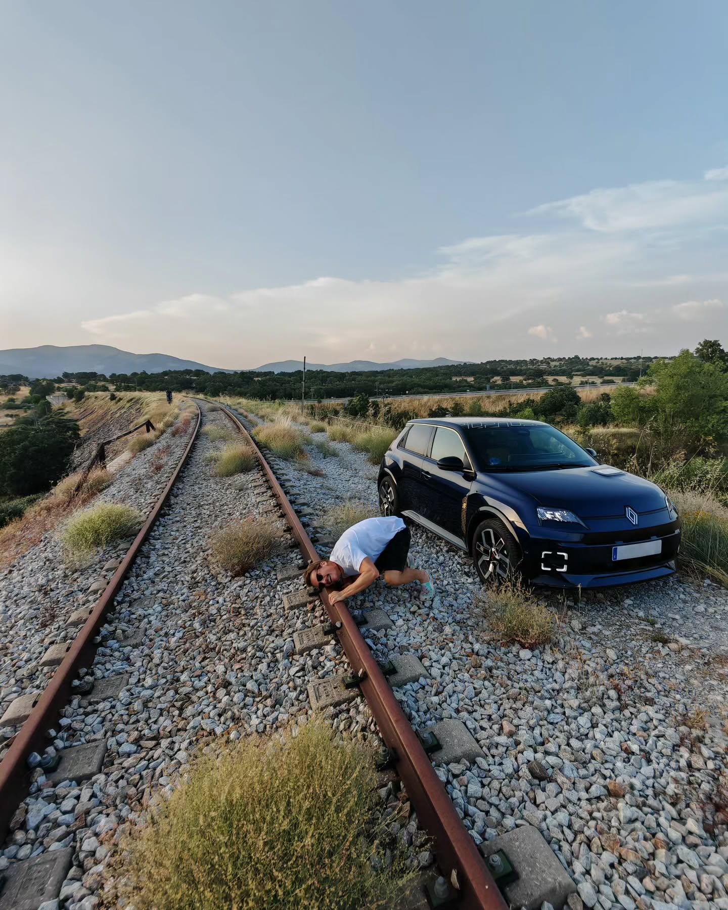 Instagram post by @grisonbeatbox for Renault. Caption reads: Escucho y no oigo nada, será porque es eléctrico?....