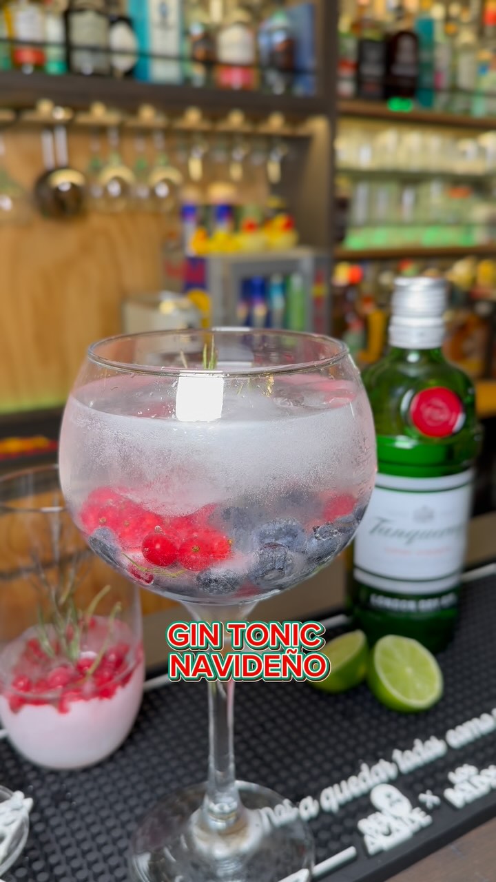 Instagram post by @benjamanalcalde for Tanqueray. Caption reads: GIN TONIC NAVIDEÑO 🎄🫐🍹 con @tanqueraylatam y....