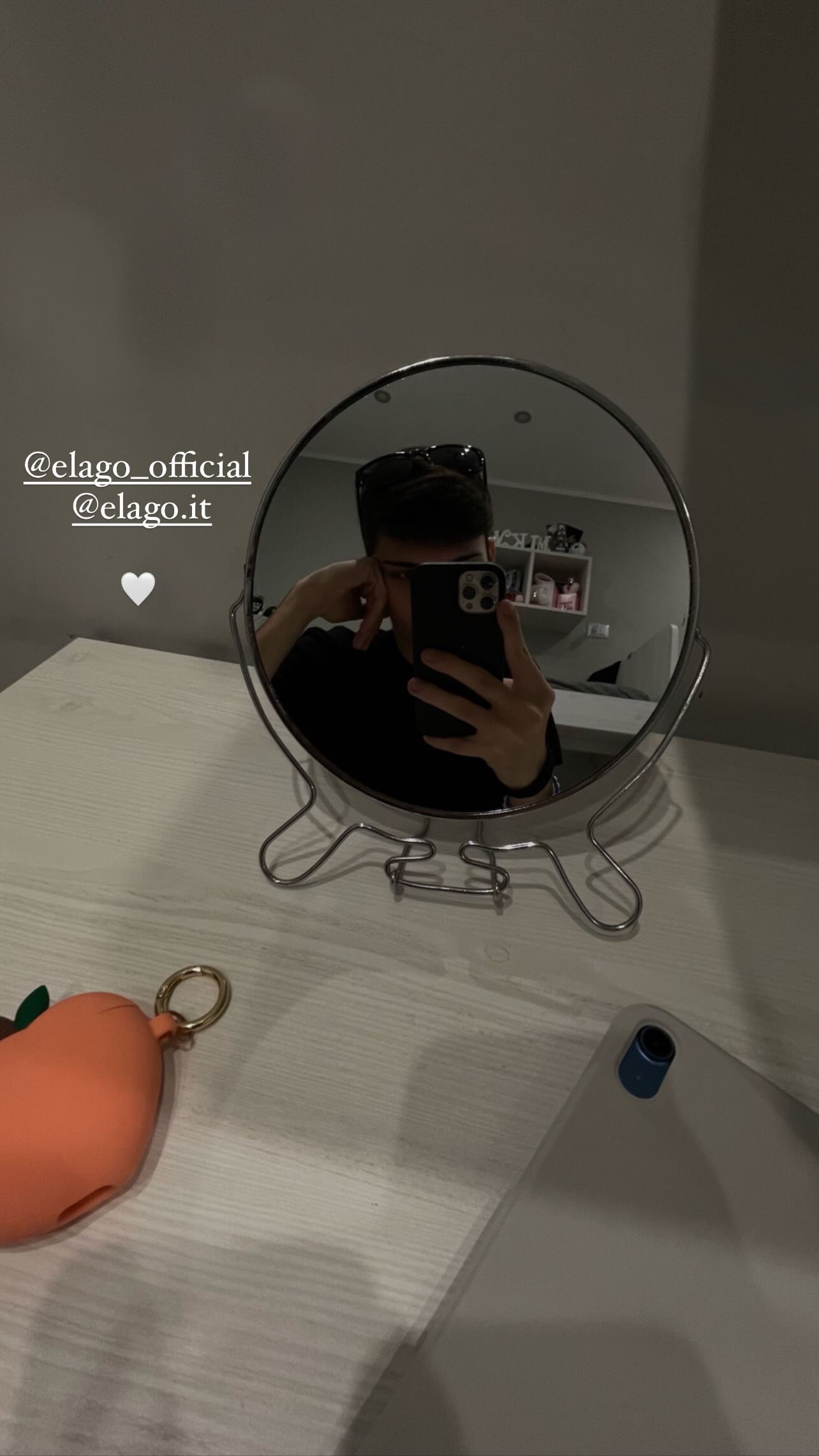 Instagram post by @micheleosiride for Elago. Caption reads: [...] with my new magnetic folio case from....