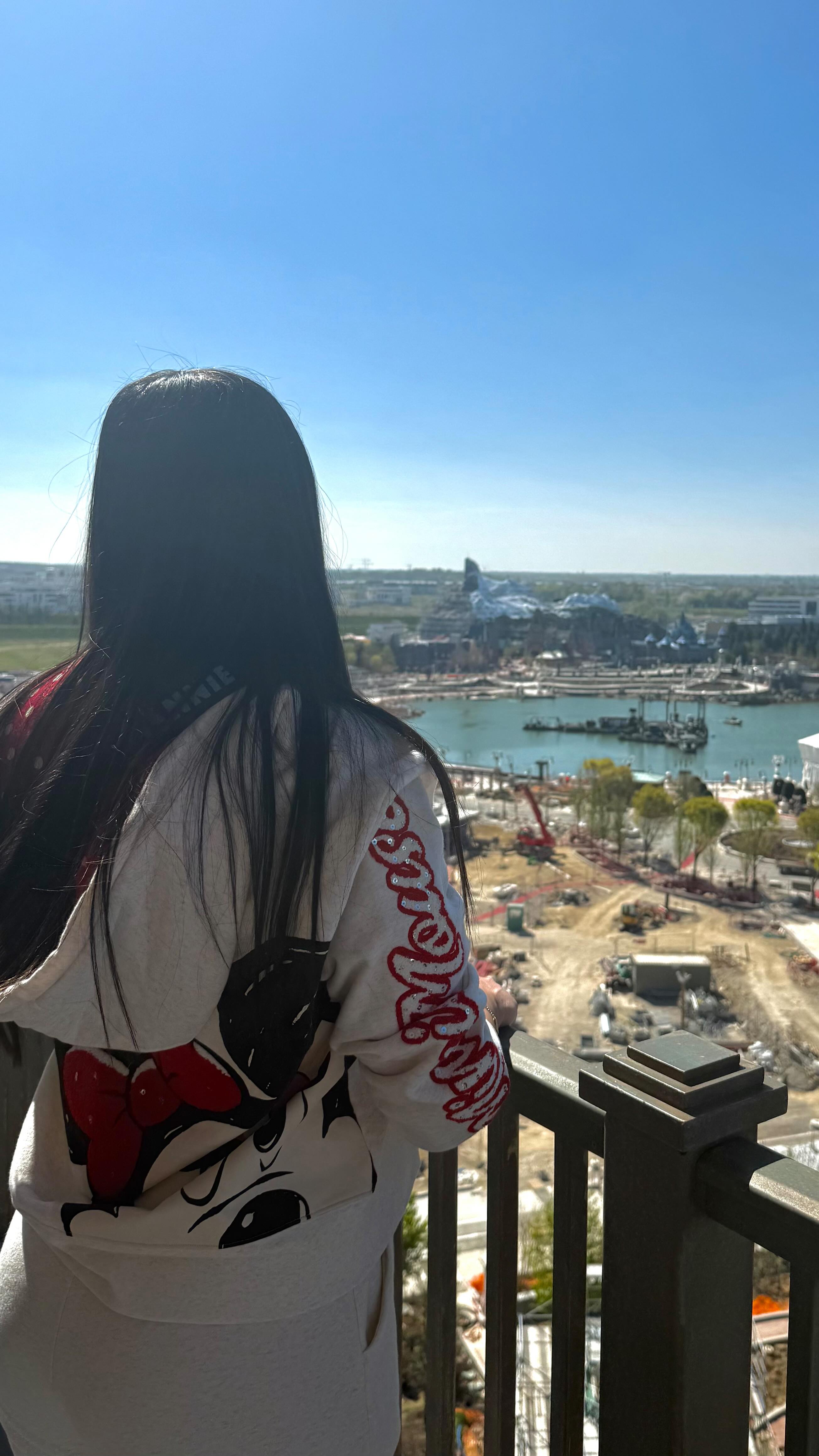 Instagram post by @lenna.vivas for Disneyland Paris. Caption reads: J’ai eu le privilège de pouvoir fouler le sol de....