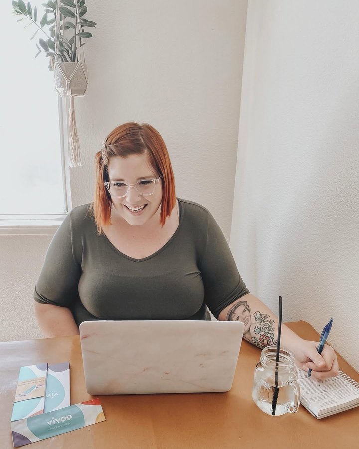 Instagram post by @thehollyannesimon for Vivoo. Caption reads: ✨G I V E A W A Y✨ CLOSED 🚫 Congrats....