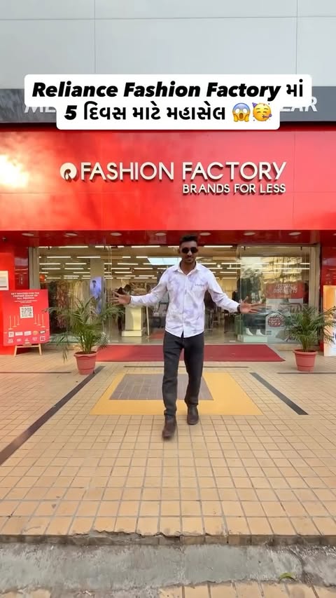 Instagram post by @da_vlogs_ahmedabad for Fashion Factory. Caption reads: Reliance Fashion Factory માં 5 દિવસ માટે મહાસેલ....