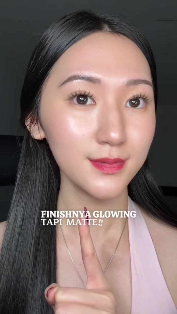 TikTok post by @vanessaordrick for L’Oréal Paris Indonesia. Caption reads: glowing dari segala angle, tapi kalo dipegang....