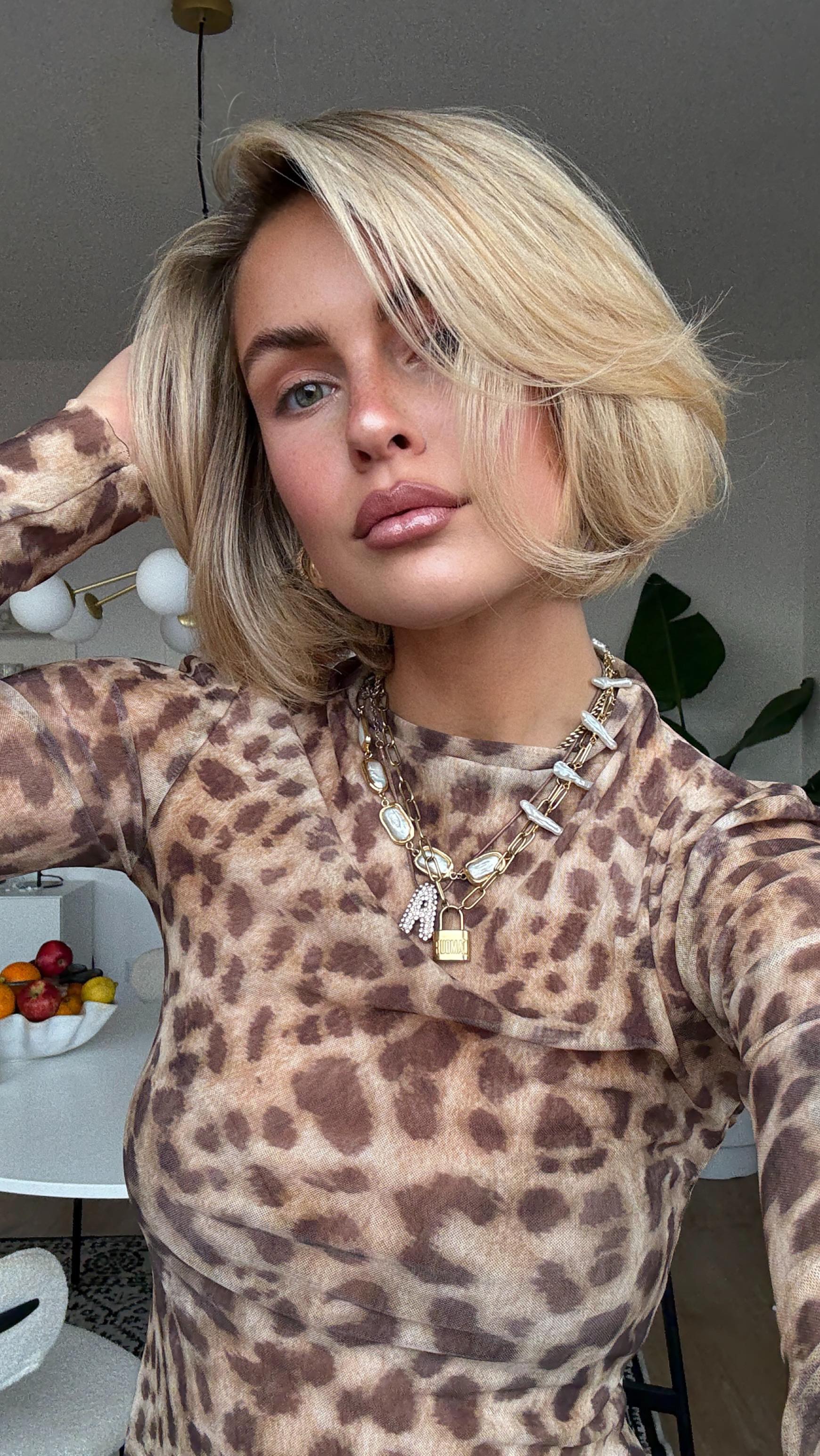 Instagram post by @julia.kammerer for Shark Beauty. Caption reads: anzeige @sharkbeauty
not me giving salon hair....