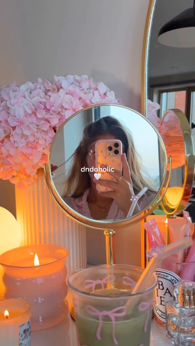 Instagram post by @byemmaleah for Medicube. Caption reads: dndoholic on a sunday always....