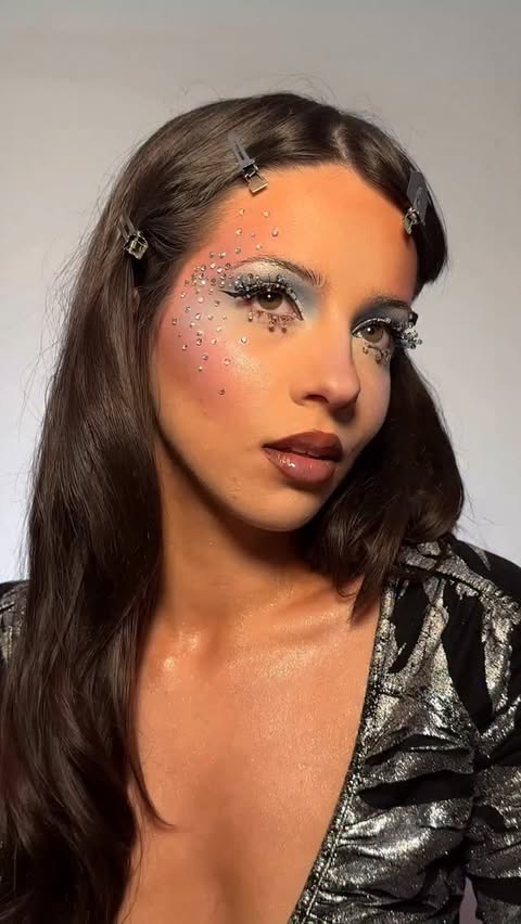Instagram post by @charlotteroberts for REAL TECHNIQUES. Caption reads: [...] tan. full look created with my fave....