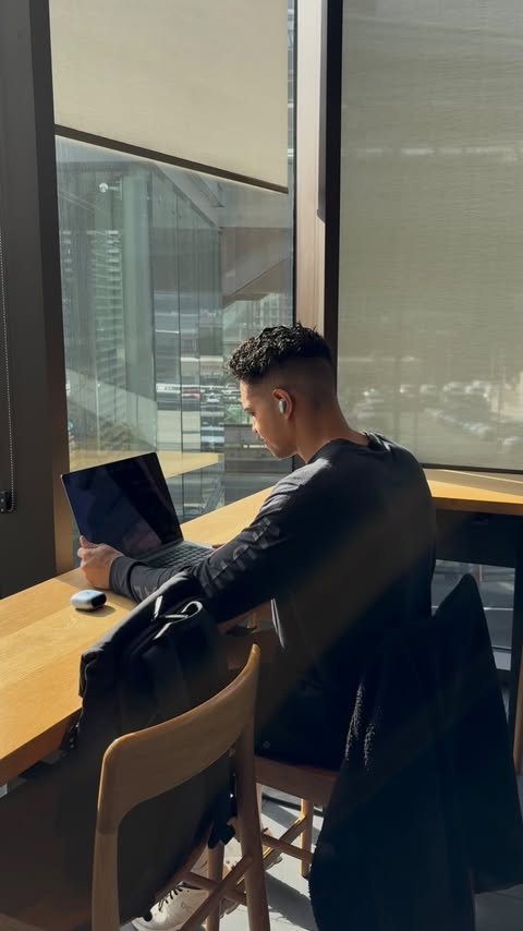 Instagram post by @chrispnavarro for Soundcore. Caption reads: Protect your focus. The Anker soundcore Liberty 5....