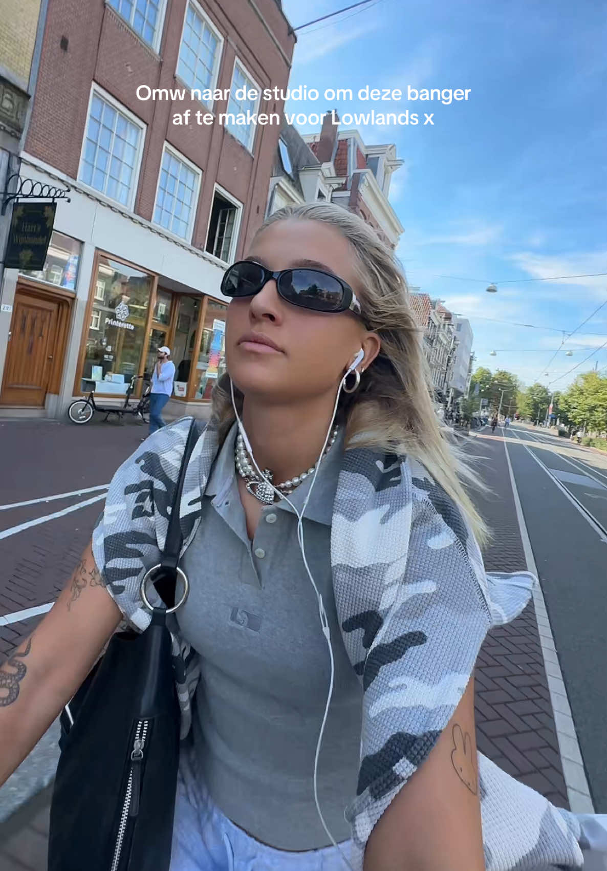 TikTok post by @lizzardcurve for bol. Caption reads: Nog één nachtje slapen #lowlands @bol .