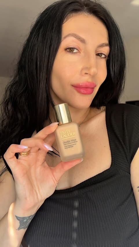Instagram post by @tatukebii for Estée Lauder Argentina. Caption reads: I’ve been loving the new Estée Lauder Double Wear....