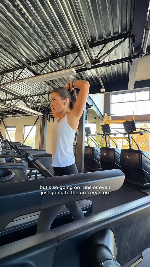 Instagram post by @isabellejensennn for Feetures. Caption reads: [...] new Stride Flex Performance Tank from....