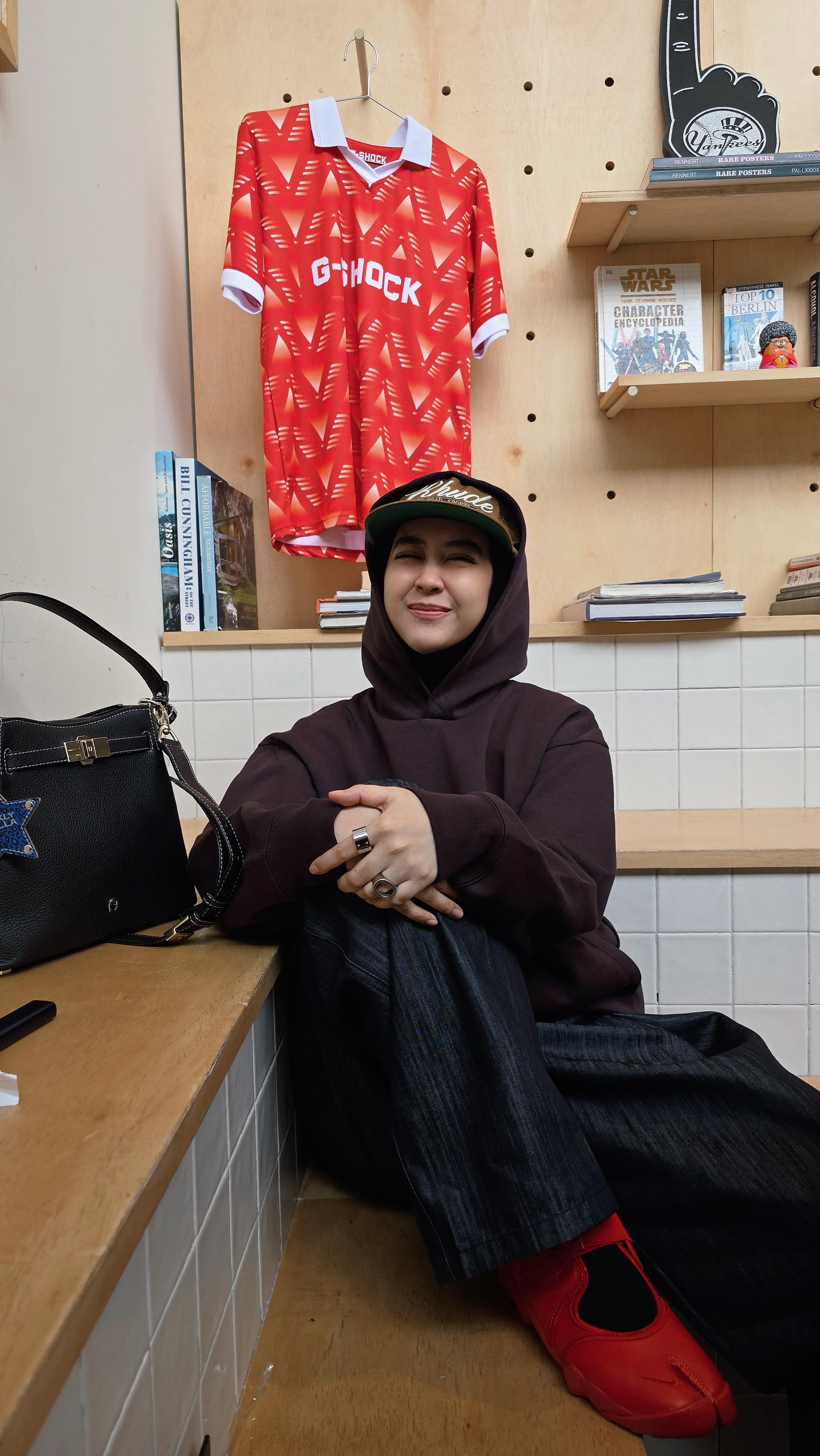 Instagram post by @strngrrr for Etienne Aigner AG. Caption reads: I love my bag too! @aignermunich....