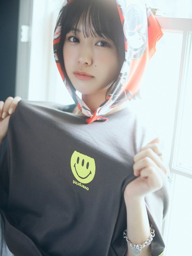 Instagram post by @naenano0114 for over print. Caption reads: 祝！今年３回目の
overとのワールドツアー🌍*.
over....