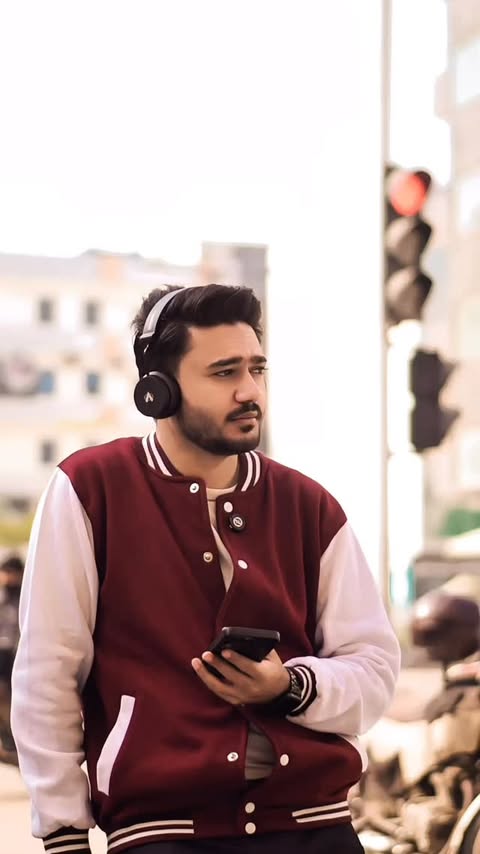 Instagram post by @faadi_dash for Audionic. Caption reads: [...] #hammer120 #surroundsense audionic....
