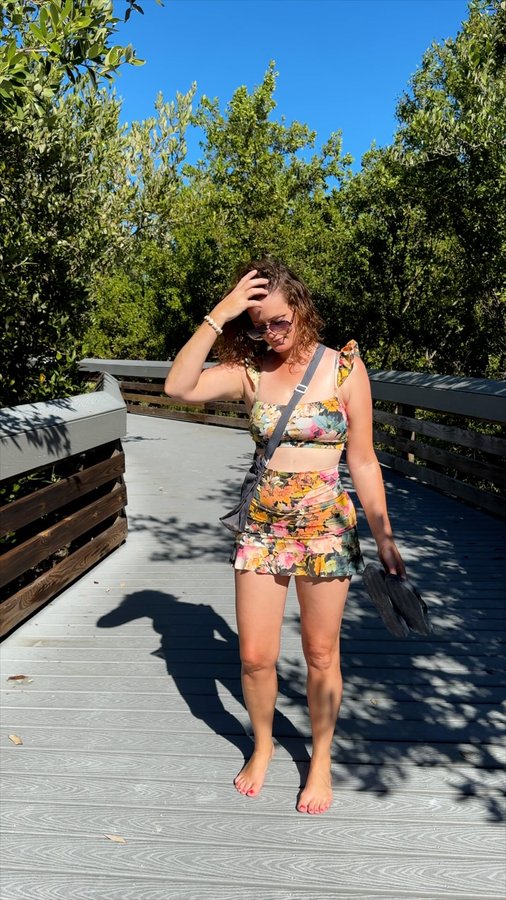 Instagram post by @bonniehoellein for Albion Fit. Caption reads: When you take your shelling bag to the beach and....