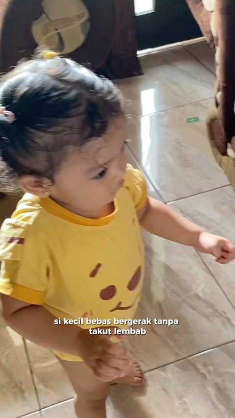 Instagram post by @delviastrii_rr for MamyPoko. Caption reads: Sejak pakai MamyPoko Pants X-tra kering Si kecil....