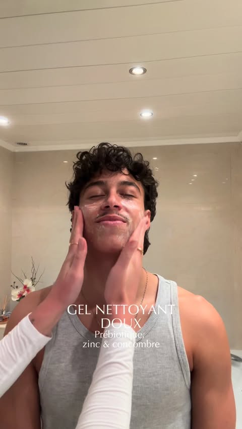 Instagram post by @matteo_rba for Aroma-Zone. Caption reads: [...] 𝐒𝐚𝐢𝐧𝐭-𝐕𝐚𝐥𝐞𝐧𝐭𝐢𝐧 𝐚𝐯𝐞𝐜....