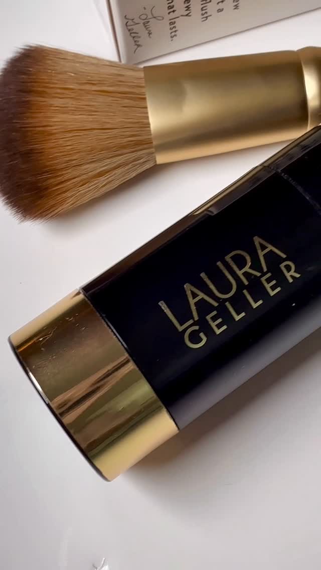 Instagram post by @thebestfacebeautyblog for – Laura Geller. Caption reads: ✨ 𝐋𝐀𝐔𝐑𝐀 𝐆𝐄𝐋𝐋𝐄𝐑 wants to serve cheeks on....
