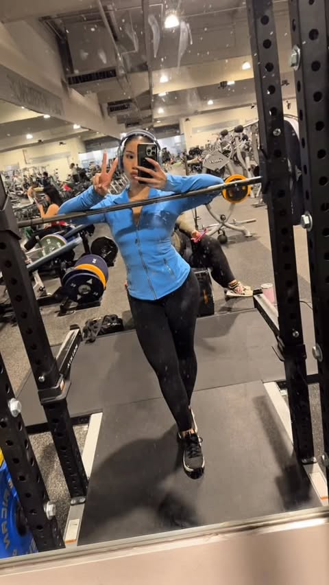 Instagram post by @alexiaeatsboba for WeightWatchers. Caption reads: [...] app brings it all into one place....