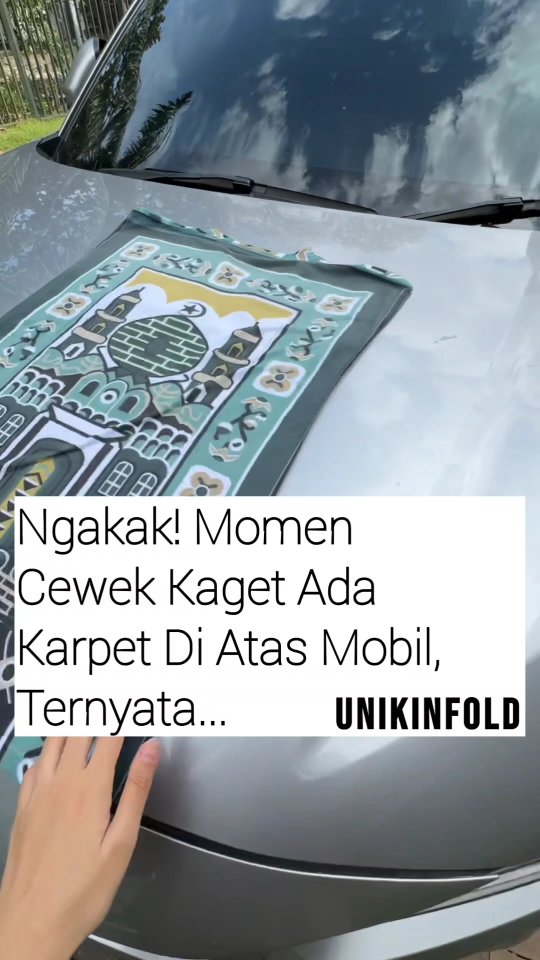 Instagram post by @unikinfold for Tokopedia. Caption reads: Kaya butuh ini, biar bisa sholat dimanapun....
