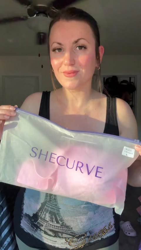 Instagram post by @salomeea_beauty for SheCurve. Caption reads: [...] to share!
Meet the wireless bra from....