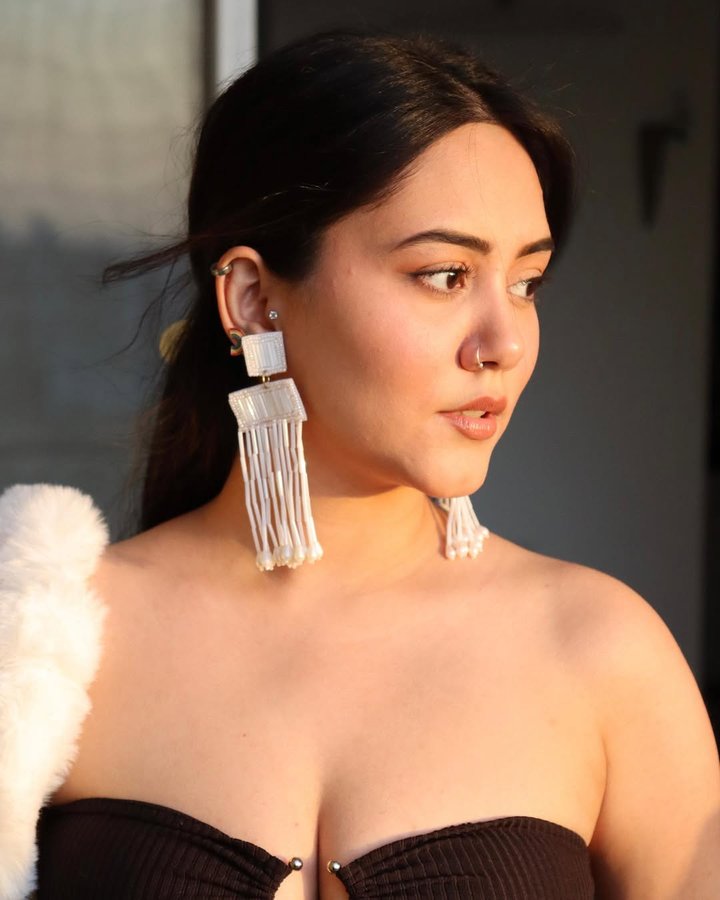 Instagram post by @dragonexplorerz for streetstylestore. Caption reads: [...] light❤️ 

Top @urbanic_in 
Pants....