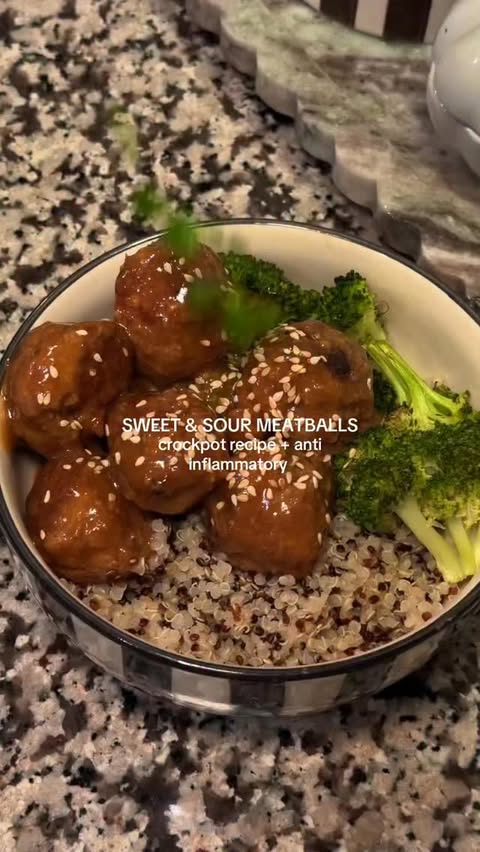 Instagram post by @ninablifestyle for Primal Kitchen. Caption reads: We LOVE an easy crockpot meal especially on busy....