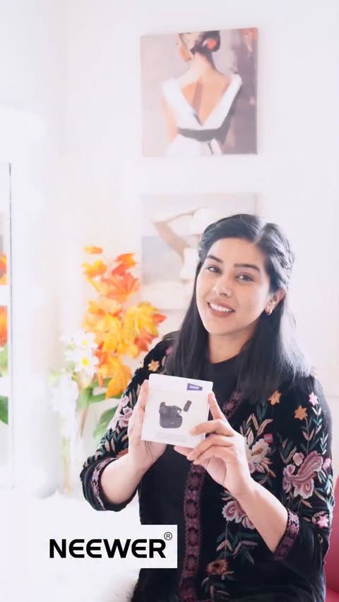 Instagram post by @preetkaurthakurr for NEEWER. Caption reads: @neewer - Clear audio, no background mess 🔥 [...].