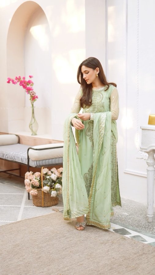 Instagram post by @areesha_kamrann for Asim Jofa. Caption reads: @asimjofa 🪷✨ their end of season sale is now....