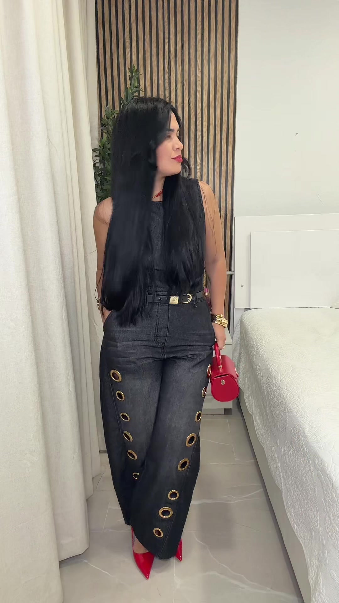 TikTok post by @lianet_cardoso for uoozee. Caption reads: @UOOZEE USA #enterizo #jumpsuit #enterizoslargos....