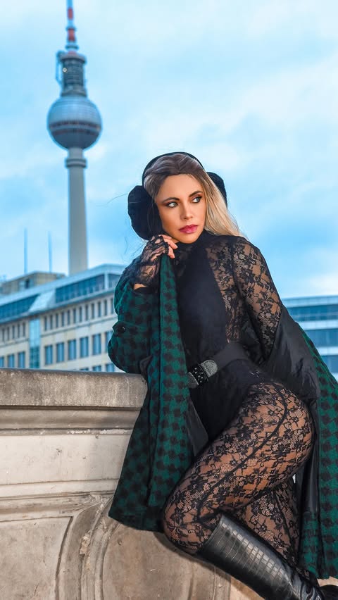 Instagram post by @suzy_edward for Zeagoo. Caption reads: [...] Bodysuit : @avidlove.official 
Coat :....