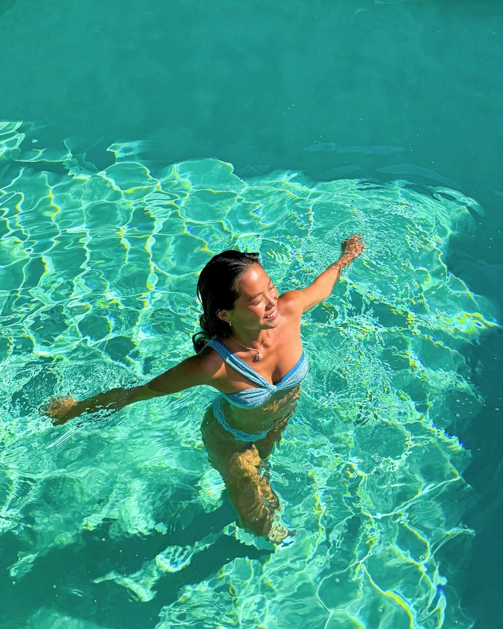 Instagram post by @itscaroxline for Dippin' Daisy's. Caption reads: summer preview 🩵✨🧴 wearing @dippindaisys | code:....