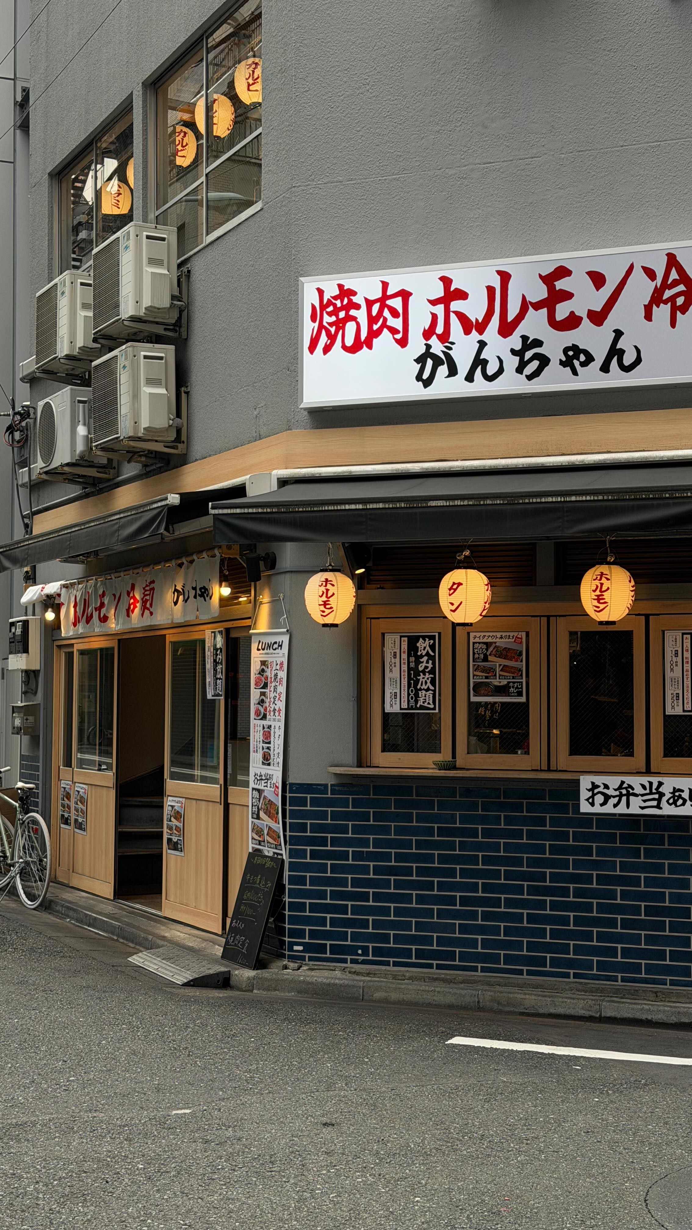 Instagram post by @michellelin.lin for Everlane. Caption reads: My second autumn in Valencia — my favourite time....