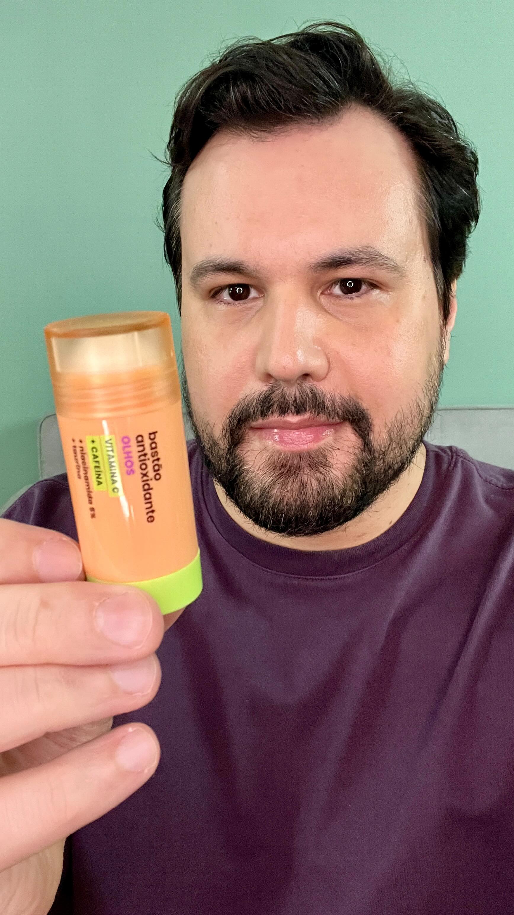 Instagram post by @gustavosaber for sallve. Caption reads: Esse é o Bastão Antioxidante Olhos @sallve Cupom:....