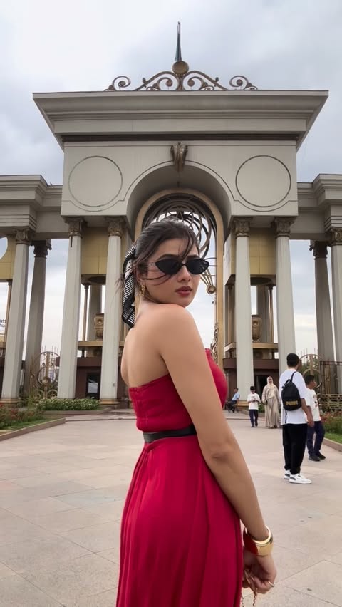 Instagram post by @diksshapawarofficial_ for Michael Kors. Caption reads: [...] @stylebyand 
Watch and earring: @michaelkors....