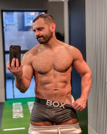 Instagram post by @cenkkmusic for Box Menswear. Caption reads: Happy Sunday! 💪🏼 #instagood #picoftheday #selfie....